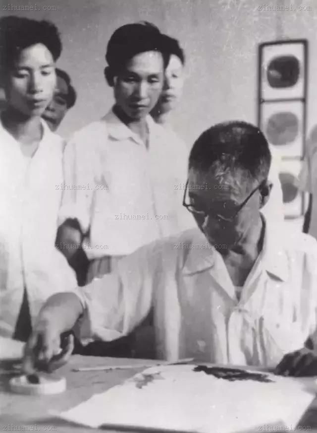 潘天寿先生为学生示范指墨画