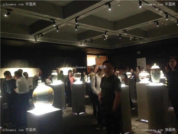 A展厅现场观众人潮涌动