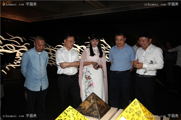 艺术家崔迪跟嘉宾们一起导览解说作品